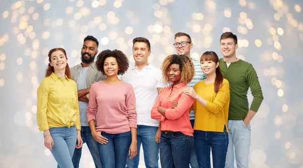 Internationell grupp glada leende människor — Stockfoto