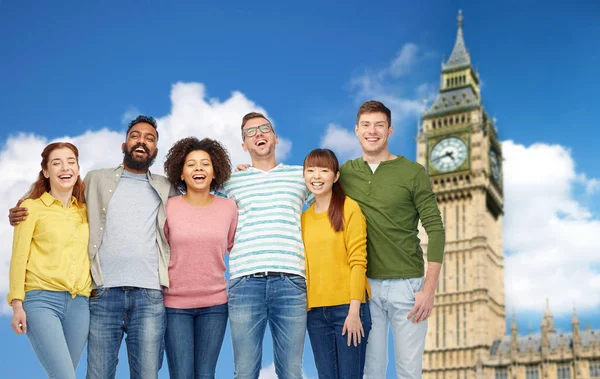 Gruppo internazionale di persone felici oltre grande bene — Foto Stock