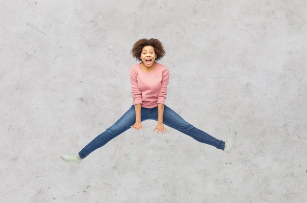 Gelukkig Afrikaans amerikaanse vrouw springen over wit — Stockfoto