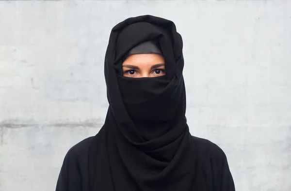 Muslimische Frau im Hijab vor grauem Hintergrund — Stockfoto
