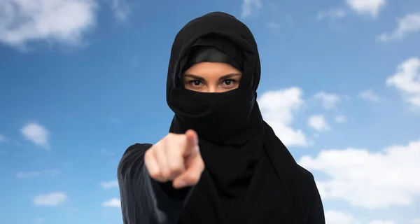 Muslimische Frau im Hidschab zeigt mit dem Finger auf dich — Stockfoto