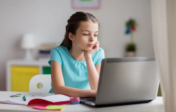 Verveeld meisje met laptop en notebook thuis — Stockfoto
