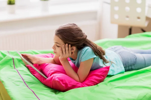 Annoiato ragazza con tablet pc sdraiato a letto a casa — Foto Stock