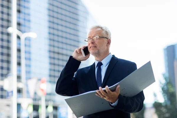 Senior businessman volá na smartphone ve městě — Stock fotografie