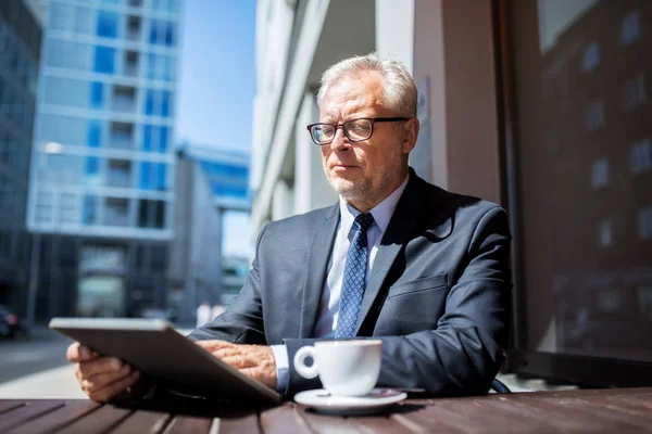 Senior affärsman med tablet pc dricka kaffe — Stockfoto