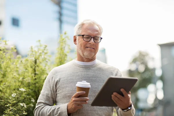 Senior man with tablet pc and coffee in city — Stock Photo, Image