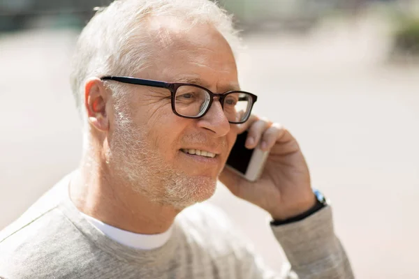 Homem sênior feliz chamando no smartphone na cidade — Fotografia de Stock