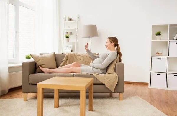 Pregnant woman taking smartphone selfie at home — Stock Photo, Image