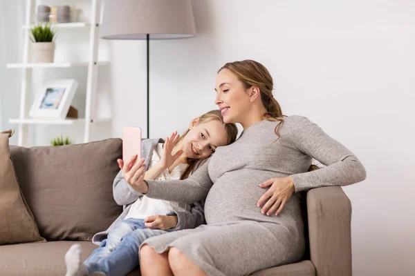 怀孕的妇女和姑娘把智能手机自拍照 — 图库照片