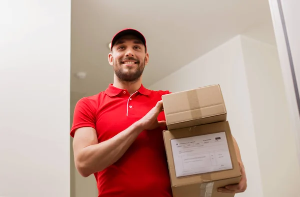 Livreur avec boîtes de colis à la porte du client — Photo