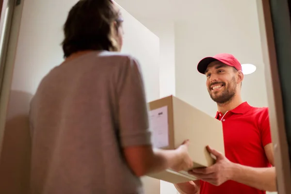 Hombre entrega feliz que da la caja del paquete al cliente — Foto de Stock