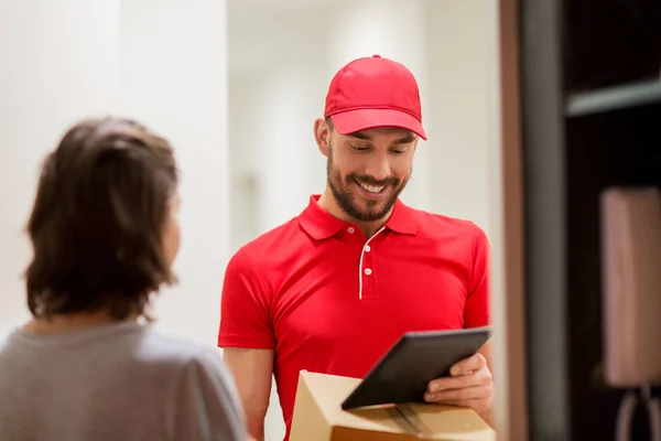 Deliveryman med TabletPC och rutan på kunden — Stockfoto
