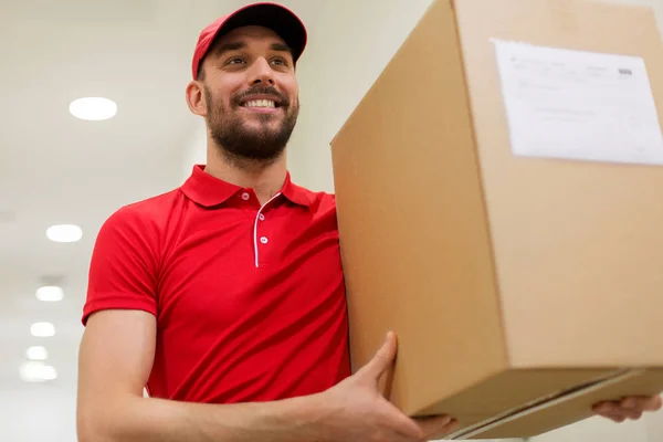 Levering man met perceel vak in gang — Stockfoto