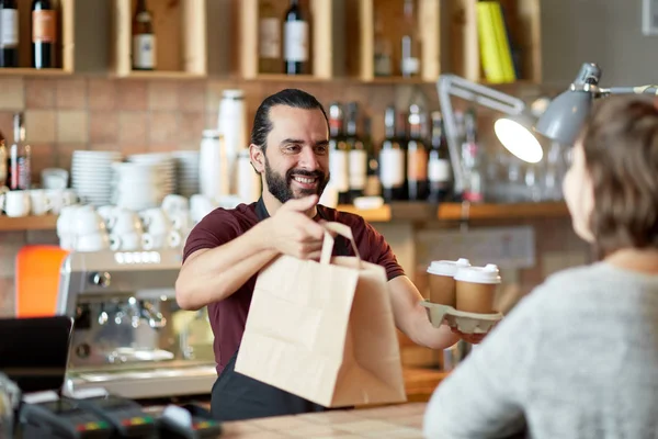 Homem ou garçom servindo cliente no café — Fotografia de Stock