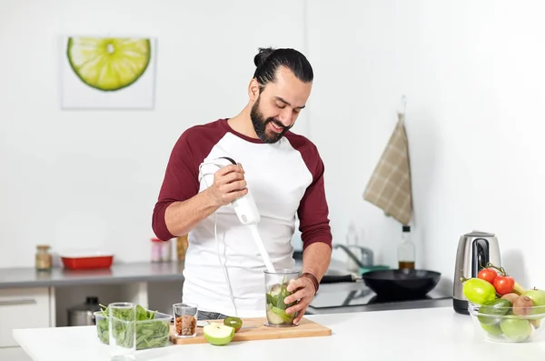 Homem com liquidificador cozinhar alimentos em casa cozinha — Fotografia de Stock