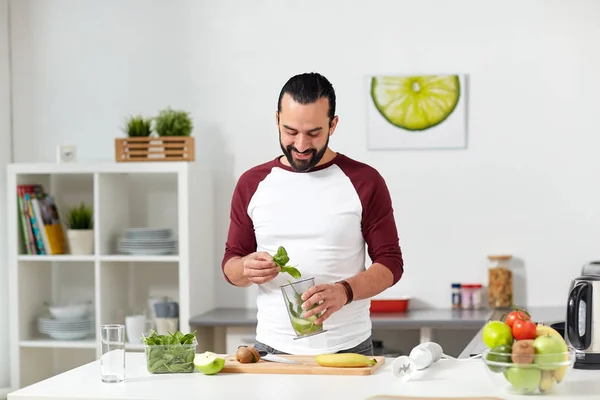 Yemek yemek, ev mutfak blender Kupası olan adam — Stok fotoğraf