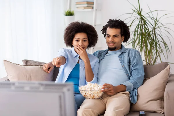 Casal com pipocas assistindo tv em casa — Fotografia de Stock