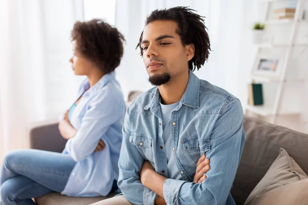 Coppia infelice avendo discussione a casa — Foto Stock