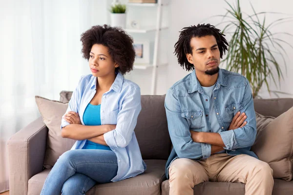 Casal infeliz tendo discussão em casa — Fotografia de Stock