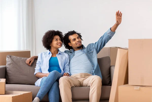 Couple heureux avec des boîtes déménageant dans une nouvelle maison — Photo