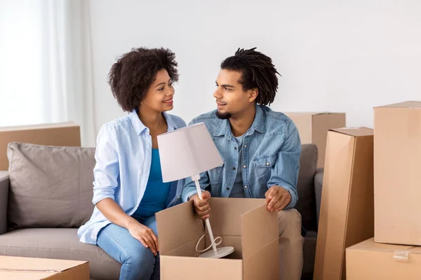 Couple heureux avec des choses déménageant dans une nouvelle maison — Photo