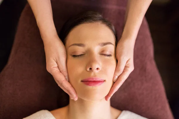 Kvinna som har ansikte och huvud massage på spa — Stockfoto
