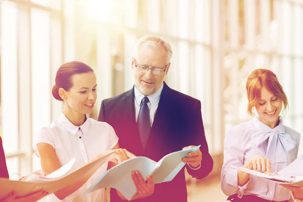 Geschäftsteam mit Ordnern trifft sich im Büro — Stockfoto