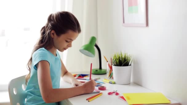Счастливая девочка рисует дома — стоковое видео