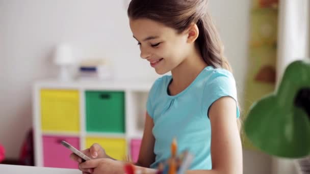 Mädchen mit Smartphone lenkt von Hausaufgaben ab — Stockvideo