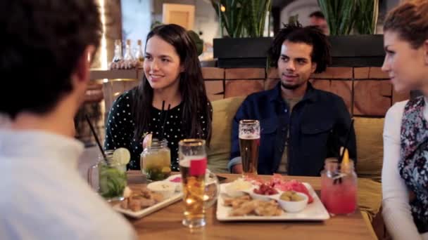 Glada vänner äta och dricka på bar eller café — Stockvideo