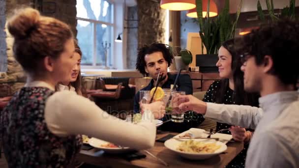 Szczęśliwy znajomych, jedzenie i picie w restauracji — Wideo stockowe