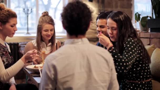 Amigos felices comiendo en el restaurante — Vídeos de Stock