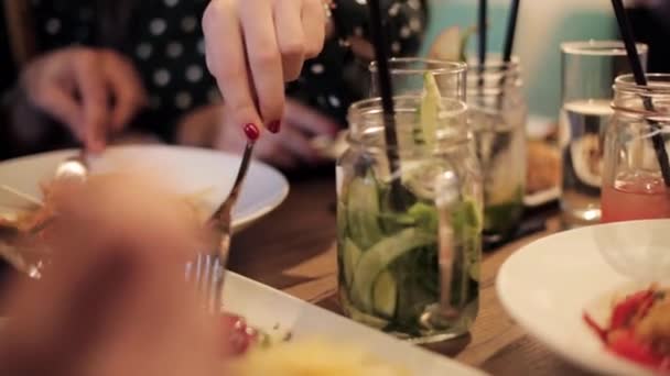 Amigos comiendo y bebiendo en el restaurante — Vídeo de stock