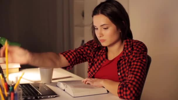 Estudiante niña o mujer leyendo libro en casa de noche — Vídeos de Stock