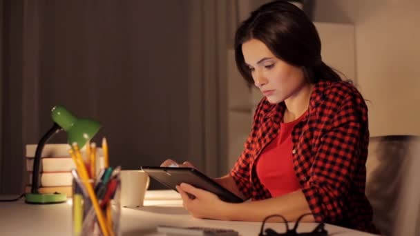 Estudiante chica o mujer con tableta PC en casa de noche — Vídeo de stock