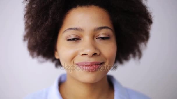Glücklich lächelnd afrikanische junge Frau Gesicht — Stockvideo