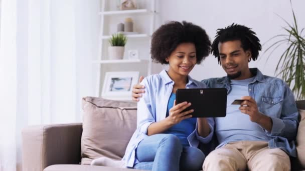 Couple avec tablette PC et carte de crédit à la maison — Video