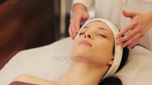 Mujer teniendo masaje facial y de cabeza en el spa — Vídeo de stock