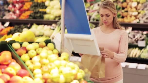 Mujer embarazada con bolsa de compra de peras en el supermercado — Vídeo de stock