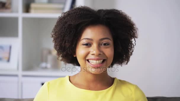 Feliz africano americano joven cara en casa — Vídeo de stock