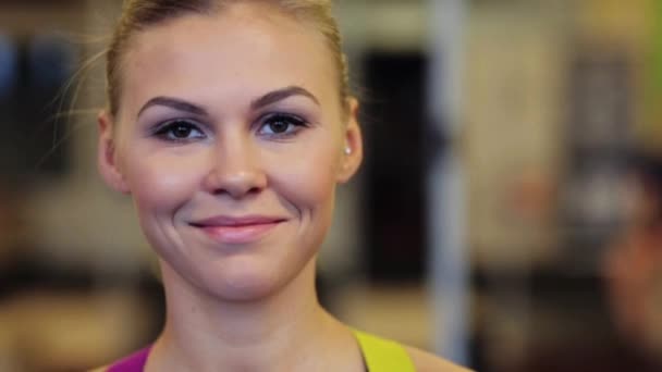 Glücklich lächelnde junge Frau im Fitnessstudio — Stockvideo