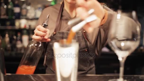 Barmaid with shaker preparing cocktail at bar — Stock Video