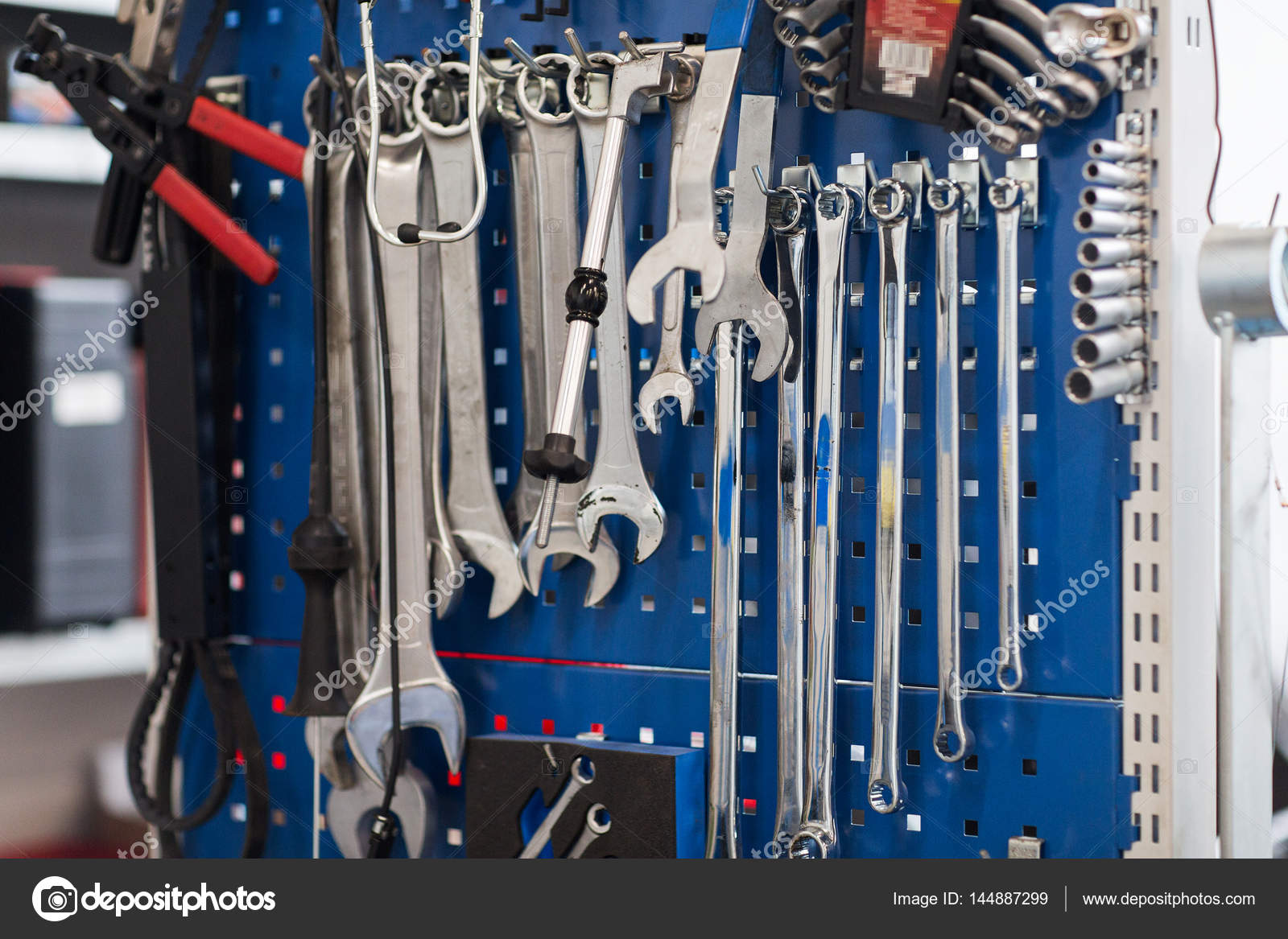 Werkzeug in Kfz-Werkstatt - Stockfotografie: lizenzfreie Fotos ©  Syda_Productions 144887299