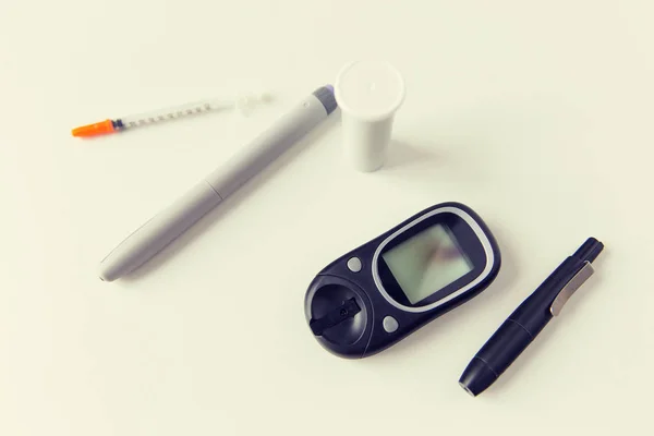 Κοντινό πλάνο του glucometer, πένα ινσουλίνης και σύριγγα — Φωτογραφία Αρχείου