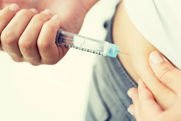 Close up of hands making injection by insulin pen — Stock Photo, Image