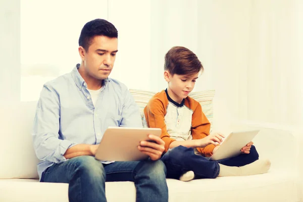 Pai e filho com tablet pc em casa — Fotografia de Stock