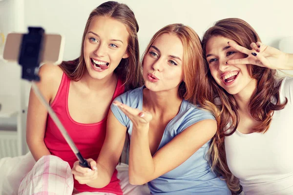 Meninas adolescentes com smartphone levando selfie em casa — Fotografia de Stock