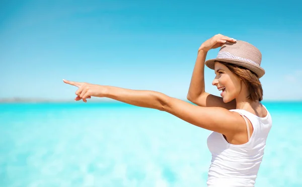 Happy young woman in hat on summer beach — Stock Photo, Image