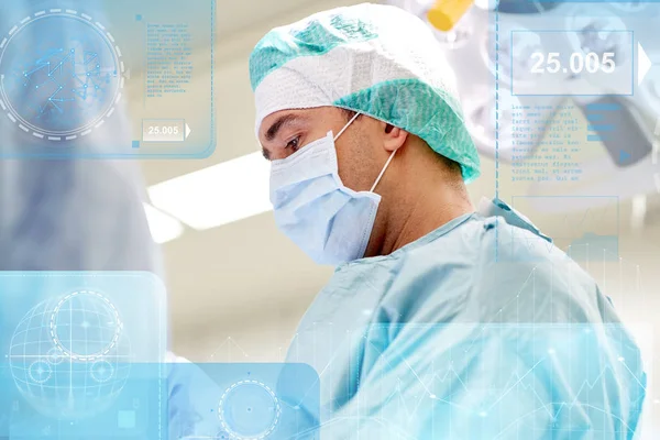 Chirurg v operačním sále v nemocnici — Stock fotografie