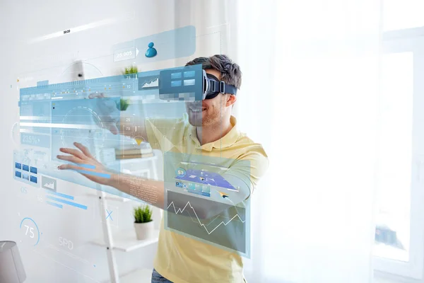 Ung man i virtuell verklighet headset eller 3d-glasögon — Stockfoto